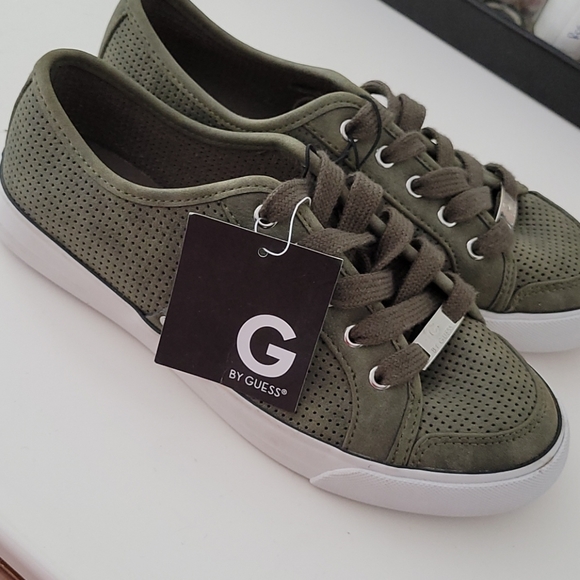 🔥Womans Guess sneakers - Picture 3 of 4